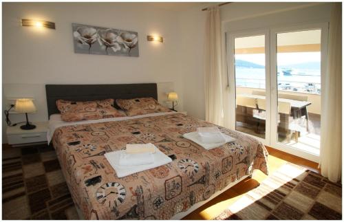 Two-Bedroom Apartment with Terrace and Sea View image 6