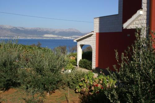 Apartments by the sea Slatine Ciovo - 1128 - image 11
