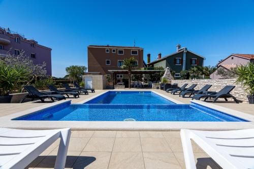  Family friendly apartments with a swimming pool Valbandon, Fazana - 2201, Pension in Štinjan