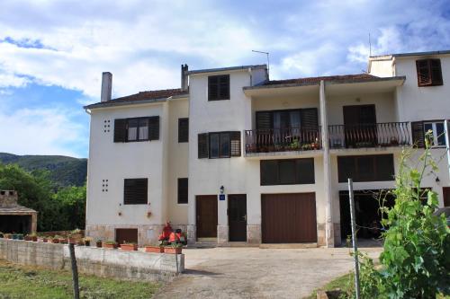  Apartments with a parking space Jelsa, Hvar - 4002 in Jelsa