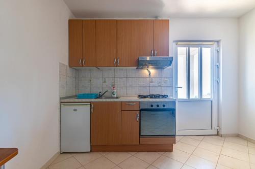 One-Bedroom Apartment with Terrace and Sea View image 7