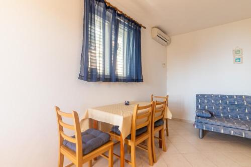 One-Bedroom Apartment with Terrace and Sea View image 6