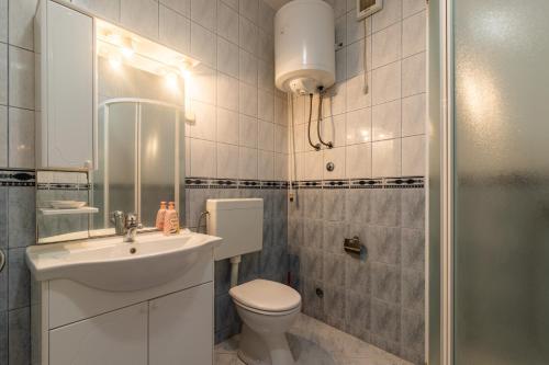 One-Bedroom Apartment with Terrace and Sea View image 8