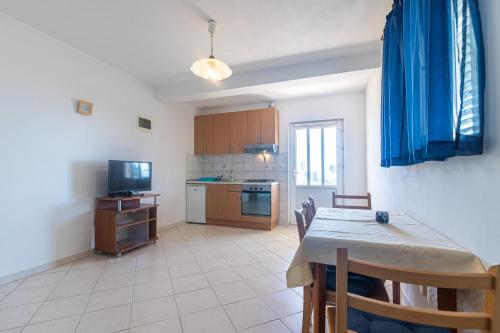 One-Bedroom Apartment with Terrace and Sea View image 5