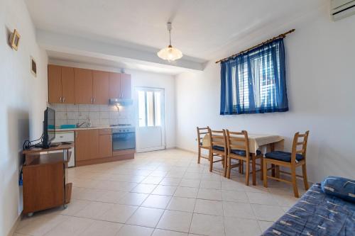 One-Bedroom Apartment with Terrace and Sea View image 4