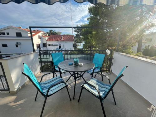 One-Bedroom Apartment with Terrace and Sea View image 3