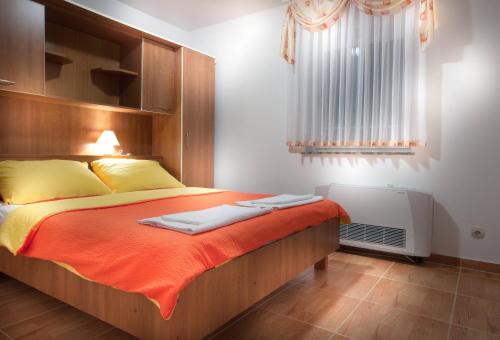 Apartments with swimming pool Caska, Pag - 4109 in คาสกา