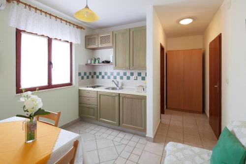 Apartments by the sea Bilo Primosten - 4191 - image 10
