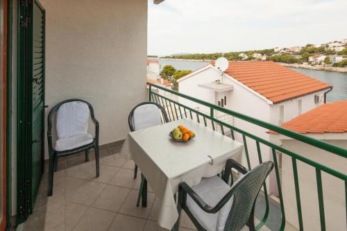 Apartments by the sea Bilo Primosten - 4191 - image 9