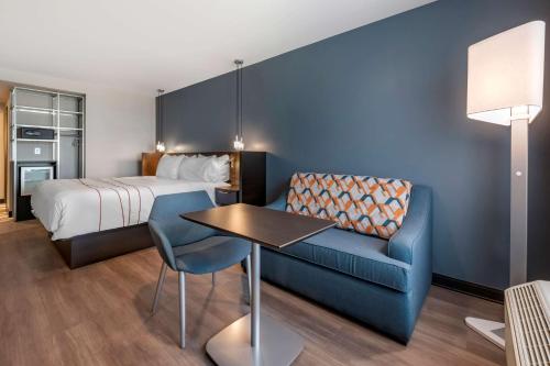 Larger King Room with Sofa Bed image 2