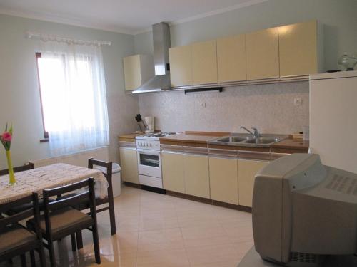 Apartment Brodarica 4221b - image 2