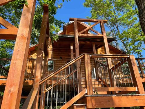 B&B Millersburg - Cricket Hill Treehouse by Amish Country Lodging - Bed and Breakfast Millersburg