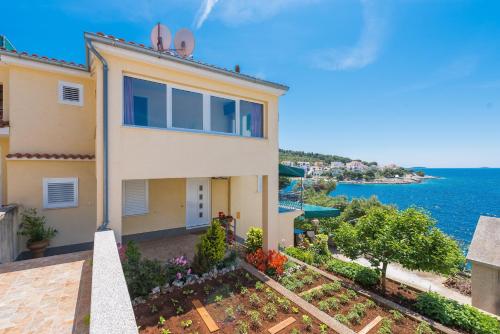 Apartments by the sea Bilo Primosten - 4176 - image 10