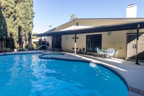 4 Bedroom house large pool & spa in prime location