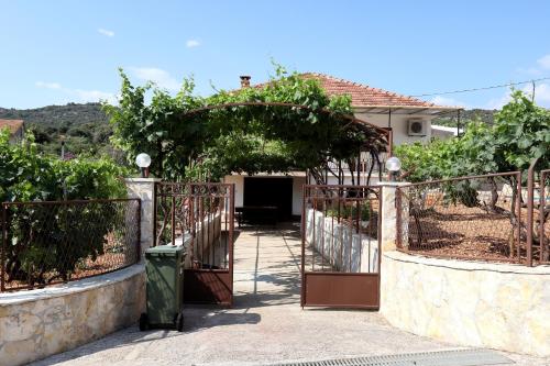 Apartments with a parking space Vinisce Trogir - 4276 - image 3