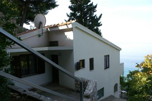  Apartments by the sea Nemira, Omis - 4277, Pension in Tice