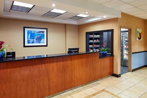 Lobby, La Quinta Inn & Suites by Wyndham Thousand Oaks-Newbury Park in Thousand Oaks (CA)