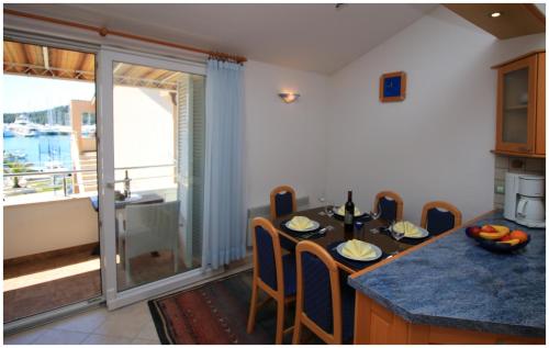 One-Bedroom Apartment with Balcony and Sea View image 5