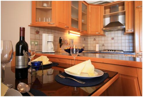 One-Bedroom Apartment with Balcony and Sea View image 4