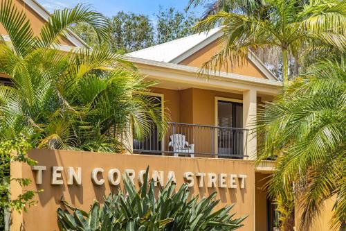 Corona St Secluded Sunshine Beach Duplex with Private Pool - image 3