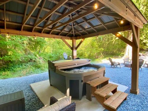 New Modern Cabin! 5mi To Mt Rainier National Park! Hot Tub & Wifi - Ashford, WA
