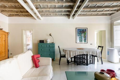 Best Authentic Apartment Monti 5 mins from Colosseum, Roma (foto 5)