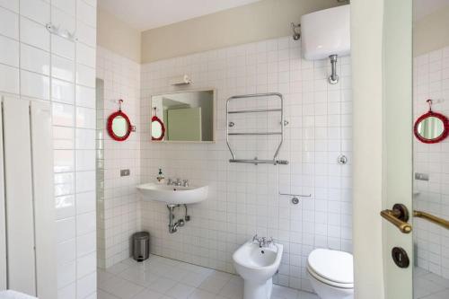 Best Authentic Apartment Monti 5 mins from Colosseum, Roma (foto 3)