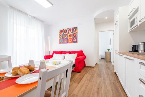 GuestHost - Central Station Apt with parking, Бари (фото 4)