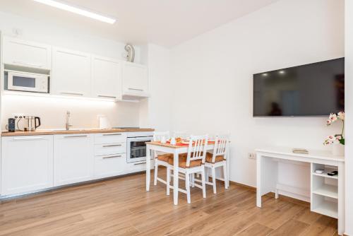 GuestHost - Central Station Apt with parking, Бари (фото 5)