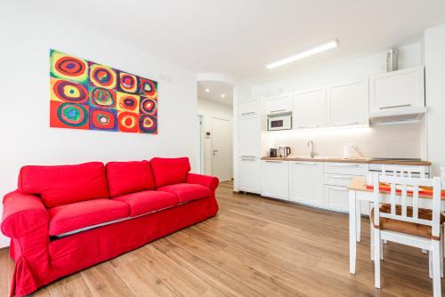 GuestHost - Central Station Apt with parking, Бари