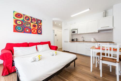 GuestHost - Central Station Apt with parking, Бари (фото 7)