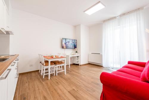 GuestHost - Central Station Apt with parking, Бари (фото 9)