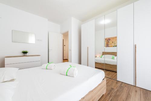 GuestHost - Central Station Apt with parking, Бари (фото 6)