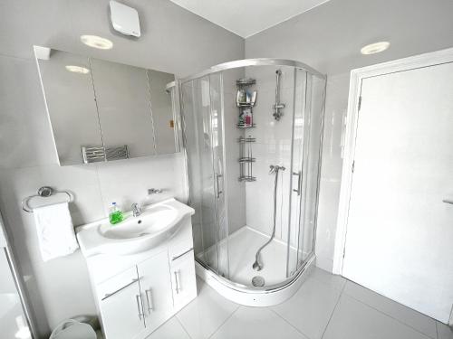Luxurious House near Excel- Air Conditioning, 9 Beds, 2 Baths, Garden, fast WiFi, Londyn (zdjęcie 5)