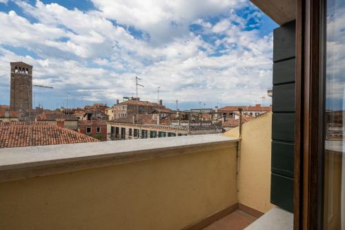 Bright Apartment On Venetian Roofs R&R - image 5