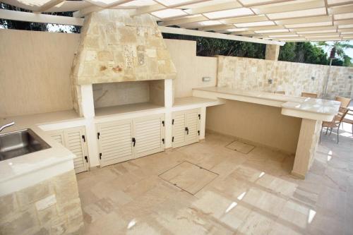 Seafront 5 Bedroom Villa Paradise in Sea Caves, Pegeia (fotografie 10)