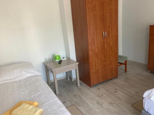 1 twin bed, 1 sofa bed