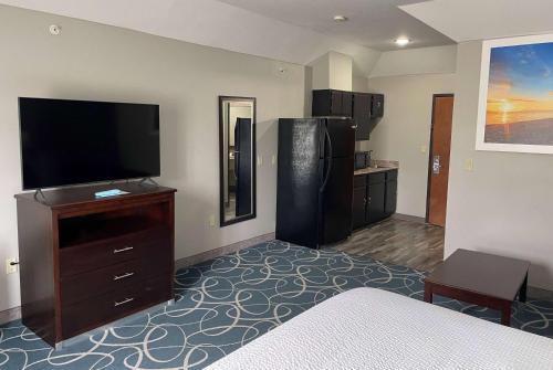 Days Inn & Suites by Wyndham Cleburne TX in Cleburne, USA