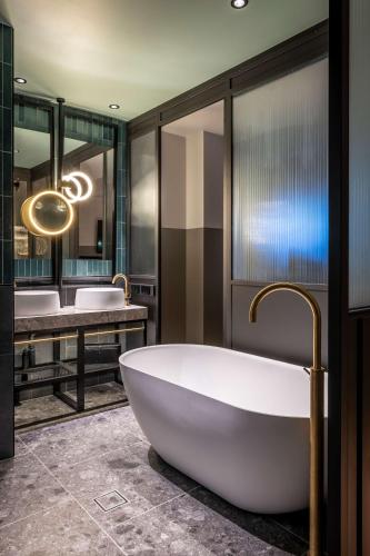 Fürdőszoba, QT Auckland near Auckland Harbour Híd