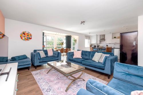 JOIVY Modern 2 bed flat near Murrayfield Stadium, Edinburgh