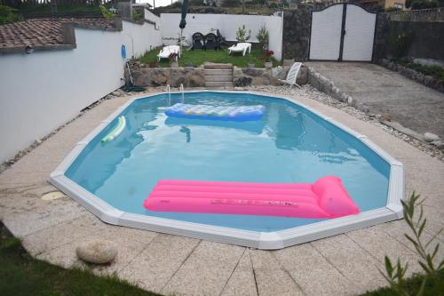 Casa con piscina al lado del mar en Viladesuso