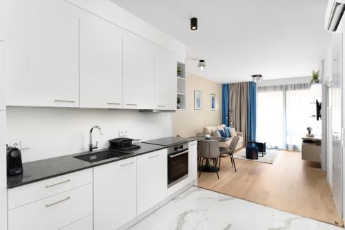 Emerald Downtown Luxury Suites by Continental Group - image 9