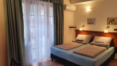 2 twin beds