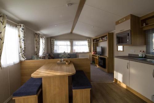 Lovely 6 Berth Caravan At Coopers Beach Park In Essex Ref 49075p photo 2
