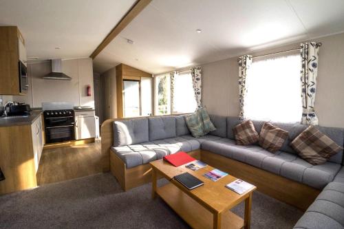 Lovely 6 Berth Caravan At Coopers Beach Park In Essex Ref 49075p photo 4