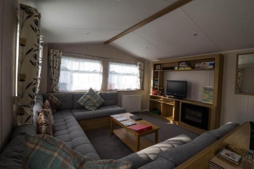 Lovely 6 Berth Caravan At Coopers Beach Park In Essex Ref 49075p