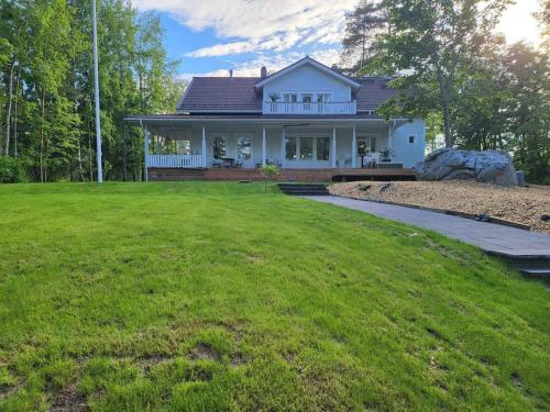 Sääksvilla with sauna, lake and jacuzzi - Accommodation - Lempäälä