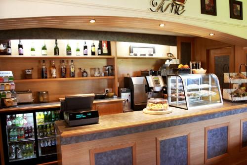 Beaufort Park Hotel - image 2