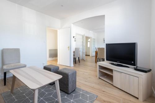 Maison a trois cents metre de la plage avec veranda lumineuse pour huit personnes