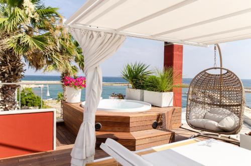 Apulia Charming Suites - Suite Corallo con vista mare e hot Jacuzzi